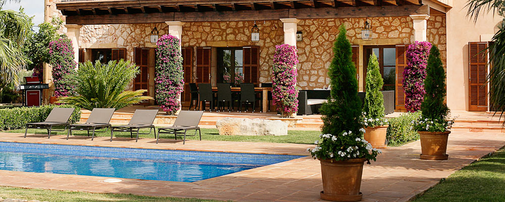 Veranda und Terrasse mit Gartenmöbeln und Grill