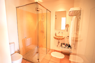 Badezimmer zu Zimmer Nr. 2 mit gemauertem Waschbecken und geräumiger Dusche